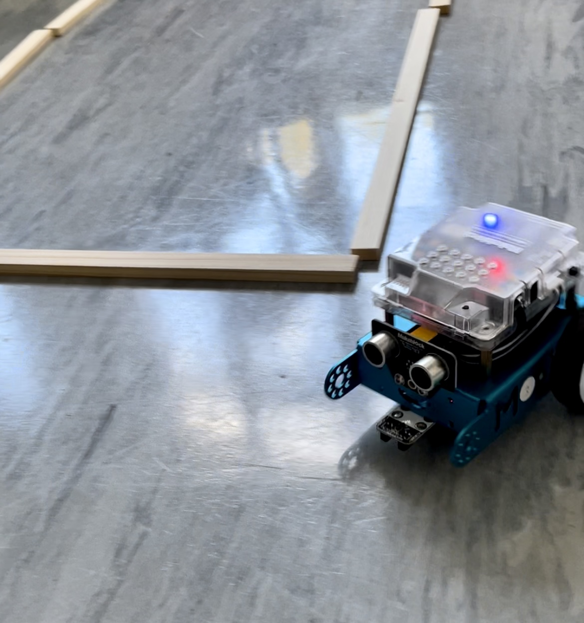 Petri-Schüler programmieren Mini-Roboter
